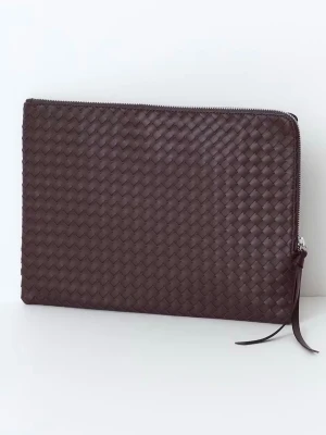 Mörkbrunt flätat datafodral  - Snyggt datafodral i mörkbrunt flätat läder med dragkedja. 