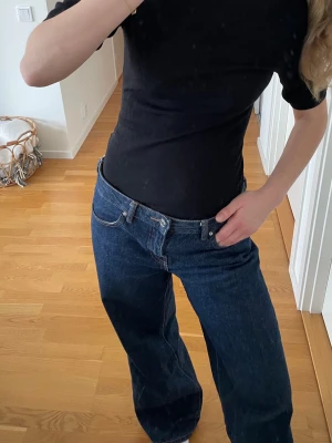 Mörkblåa vida jeans - Säljer ett par mörkblåa jeans från Gina🩷 använda men bra skick, skriv för fler bilder och priset går att diskutera!
