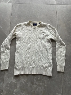 Vit tröja från Gant - Säljer denna vita Gant tröja i storlek S. Den är i nytt skick och använd fåtal gånger. 