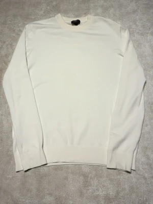 Vit Stickad tröja  - Vit stickad tröja använd en gång!