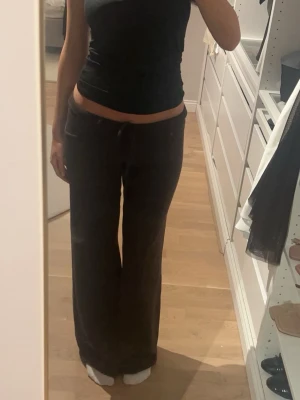 Bruna lowwaist mjukisbyxor gina - Säljer ett par bruna mjukis byxor som man kan knyta. Byxorna har långa ben och är tillverkade i ett mjukt, stretchigt material som känns riktigt skönt mot huden. Perfekta för chill dagar hemma eller när du vill ha en avslappnad look. HELT NYA!💛✨