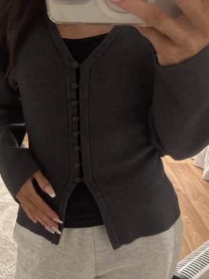 Figursydd topp  - Jättesnygg figursydd ”kofta” från Gina tricot i mycket bra skick, använd fåtal gånger. Säljer då den ej kommer till användning 