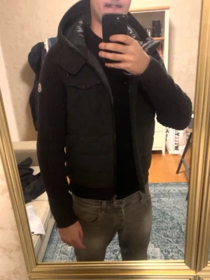 Moncler Tricot Cardigan - En sällsynt Moncler cardigan köpt från Trendsellers AB, storleken M