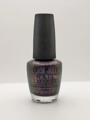 OPI Peace & Love & OPI nagellack 90% kvar - Snyggt nagellack från OPI i nyansen Peace & Love & OPI. Färgen är skimrande och skiftar mellan grått, lila och grönt beroende på ljuset. Klassisk rund flaska med svart kork och 15 ml innehåll. Perfekt för dig som gillar unika metallicfärger på naglarna.
