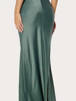 Grön satin klänning med slits st 40 - Snygg långklänning i glansigt grönt satinmaterial med omlott och hög slits framtill. Kjolen har en figurnära passform och lätt rynkade detaljer vid höften för extra stilpoäng. Perfekt för dig som vill sticka ut med en elegant look.