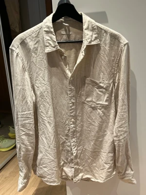Linneskjorta arket - Snygg linneskjorta i klassisk linnefärg i storlek S. Använd enbart två gånger. Lika perfekt för kvällen som en skjorta till stranden. Hojta vid frågor!