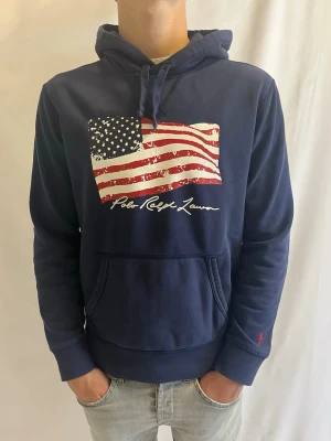 Ralph Lauren Hoodie  - Tja! Säljer nu denna feta Hoodie från Ralph Lauren. Hoodien är i storlek S. Hoodien är i mycket bra skick!                                                    Säljs för: 899kr                                                      Tveka inte att höra av er vid frågor eller funderingar! 