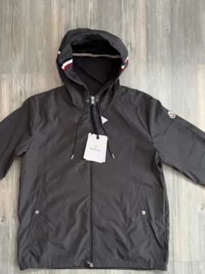 Moncler  - Tjena👋 säljer min helt nya moncler windbreaker. Jackan har fungerande enda och är Size 2. Om du undrar något bara skriv och priset kan diskuteras.