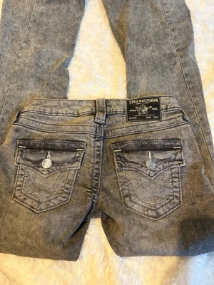  True Religion jeans  - Snygga grå jeans från True Religion med klassiska bakfickor och vita kontrastsömmar. Storlek 23 o nyskick💘
