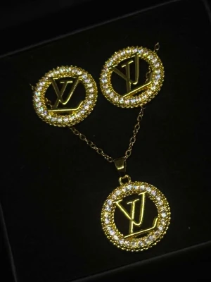 Fint set - Helt nytt set med halsband och örhängen.