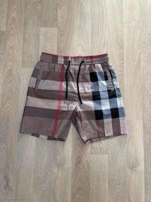 Burberry shorts - Säljer ett par burberry shorts i storlek M. Nyskick, använda ett fåtal gånger. Meddela mig för mer information!