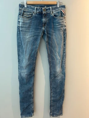 slim fit jeans Replay - Snygga blå replay jeans. Storlek 28/32. Finns en Lagning på insidan lår. (Bild 3). Men den syns inte om man inte kollar efter den. Hör av er vid funderingar så löser vi något!
