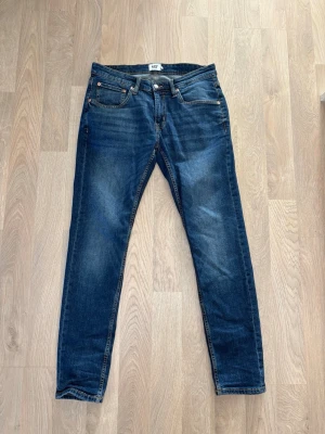Mörkblåa Lager 157 jeans  - Mörkblåa Lager 157 jeans med slim passform. Storlek L, små i storlekarna! Mycket bra skick.