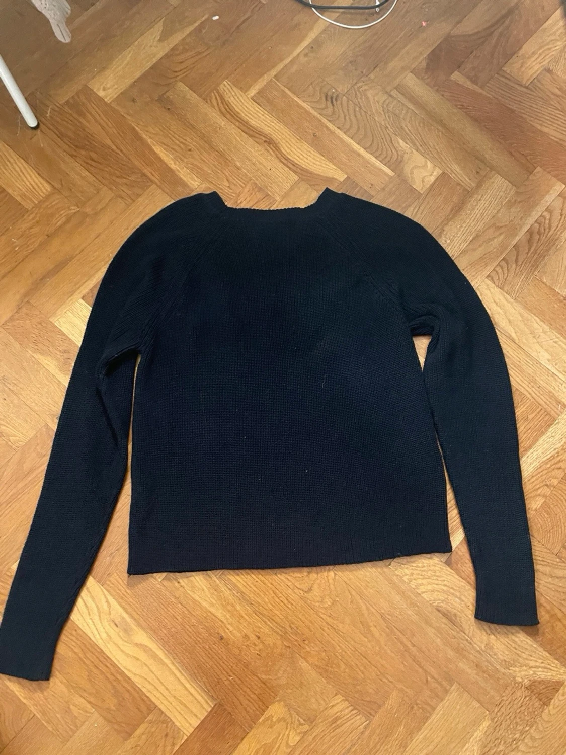 Svart stickad tröja med knappar - 1