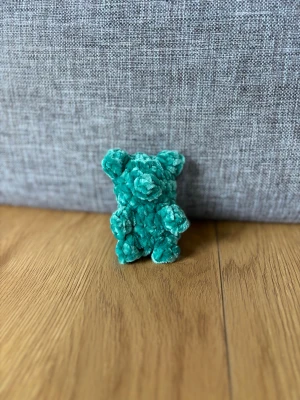 Virkad gummibjörn  - Virkad i fluffigt garn, Polyesterfyllning, säkerhetsögon (rekommenderas ej för barn under tre år) 🧶