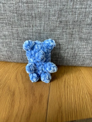 Virkad gummibjörn - Virkad i fluffigt garn, Polyesterfyllning, säkerhetsögon (rekommenderas ej för barn under tre år) 🧶