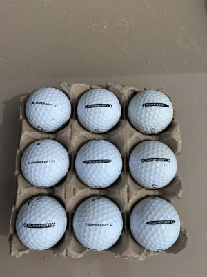 Callaway Supersoft. A-B klass. 9-pack - Callaway Supersoft har varit en av de mest populära golfbollarna inom golfen i åratal, och det av goda skäl. Dess ultramjuka känsla, optimerade aerodynamik och lågkompressionskärna är konstruerade för att hjälpa golfare att slå bollen högre, generera enkel längd och bibehålla konsekvent kontroll. Oavsett om du är nybörjare eller helt enkelt älskar den responsiva känslan av en mjukare boll, levererar Supersoft golfbollar pålitlig prestanda sving efter sving. Här får du dem även till kanonpris!