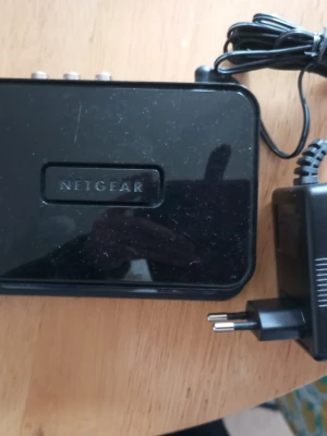 Netgear switch med strömadapter - Svart Netgear switch i plast med tillhörande strömadapter. Perfekt för att koppla ihop flera nätverksenheter hemma eller på kontoret. Kompakt och stilren design med flera portar på ovansidan.