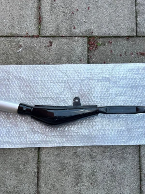Svart avgassystem till moped - Säljer ett svart avgassystem till moped med fäste i mitten. Röret är delvis silverfärgat och har en böjd form. Passar till dig som vill uppgradera eller byta ut ditt nuvarande avgassystem.