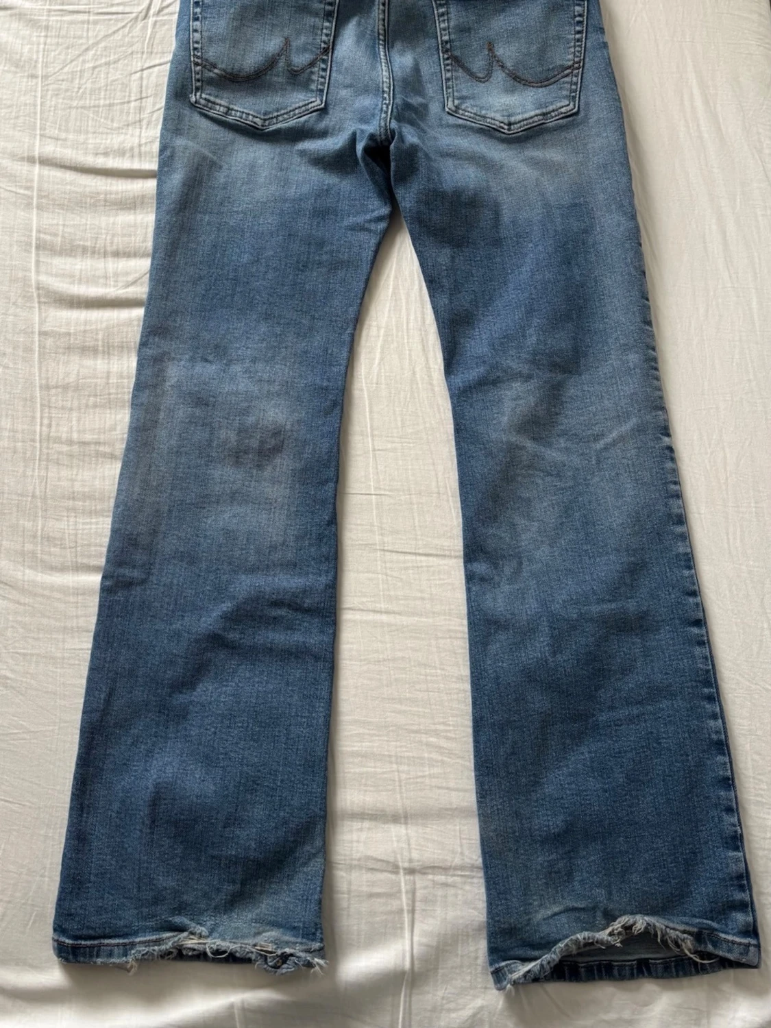 Blå bootcut jeans med slitningar - 1