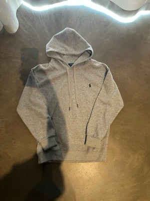 Snygg grå hoodie med luva - Snygg grå hoodie med klassisk luva. Perfekt för en avslappnad och stilren look. Hoodien är använd några gånger men nästan helt ny. Pris kan diskuteras. Hör av er vid frågor!!😇