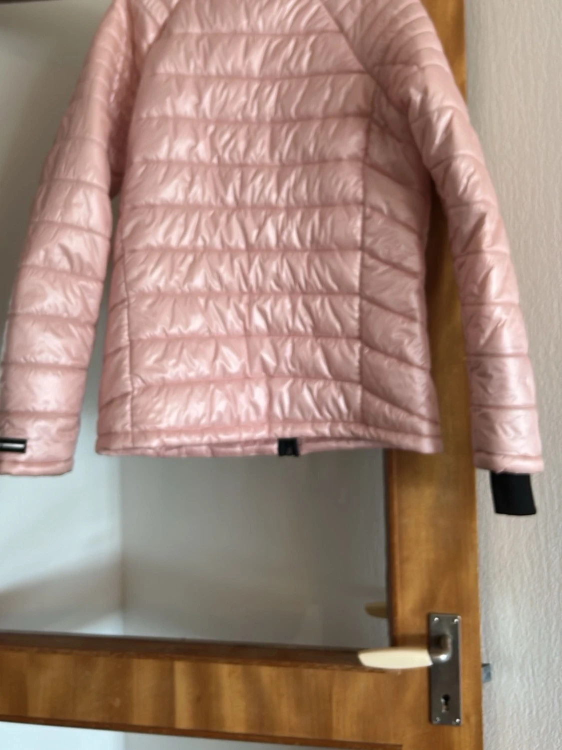 Ljusrosa pufferjacka från DKNY - 2