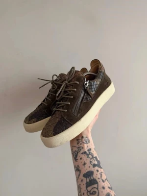 Giuseppe zanotti - Unika Giuseppe zanotti skor till ett oslagbart pris. Passar perfekt nu till sommaren/studenten med kostym eller casual. Skriv vid fler funderingar!