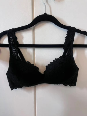 Svart spets-bh push up 70B Intimissimi  - Snygg svart bh med spetsdetaljer och breda axelband. Bh:n har justerbara axelband och fina spetskanter både fram och bak. Stolen 70B men intimissimis storlekar är små så passar bättre på någon med A kupa. 