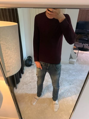 Merinoull tröja från Riley - Snygg vinröd stickad tröja från Riley i mjuk merinoull. Den ät i storlek S och är lite använd. Säljer då den är nu förliten. Köptes i butik för 899kr.
