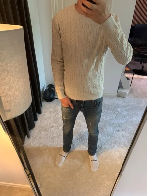 These Glory Days tröja - Riktig snygg beige tröja ifrån Tgd. Säljer då den knappt är använd. Det är storlek M med en riktigt schysst passform. Köptes för 800kr.