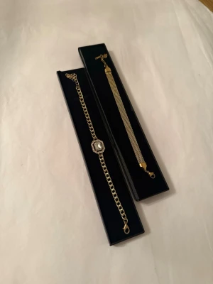 Guld Armband 2 st - Båda armbanden är helt nya och oanvända. Rostfritt stål. Justerbar går att justera armbandet efter din storlek på armen.