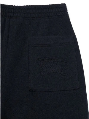 Burberry shorts - Burberry shorts 	•	Märke: Burberry 	•	Färg: Mörkblå 	•	Märkt storlek: L 	•	Upplevd passform: M–L 	•	Skick: Helt oanvända, i butiksskick med tags 	•	Alla tillbehör från butiksköp ingår 	•	Originalpris: 7000kr  	•	Säljs via Prestige Room, ett svenskt bolag Hör gärna av er vid frågor eller funderingar. Mvh, Prestige Room