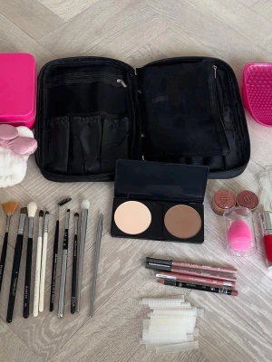 Huge makeup bundle - Makeup & accessories • Hello Kitty headband • Victoria's Secret pink metal box • Pack of spatulas • Real Techniques brush cleanser • Beauty blender • MAC Ruby True lipstick • Brush covers • Makeup Atelier contour powder kit • Makeup Atelier lip liner C01 • Maybelline lip liner 132 • Erre Due lip liner 501 • Erre Due lip liner 521 • Charlotte Tilbury eyeshadow - Walk of No Shame • Charlotte Tilbury eyeshadow - Pillow Talk • Makeup brush caseMakeup brushes (13 pieces) • Morphe • Phitomakeup nr.26 