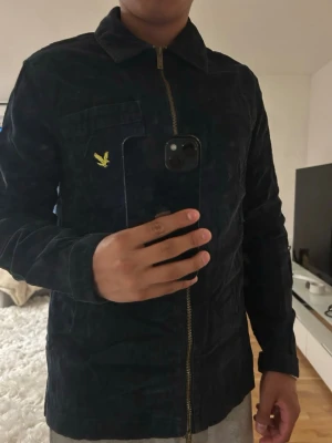 Mörkblå overshirt från Lyle & Scott - Snygg mörkblå overshirt från lyle scott väldigt skön och stilig funkar både för sommar o höst, säljer då jag aldrig använt den kanske använd 1 gång men riktigt snygg 