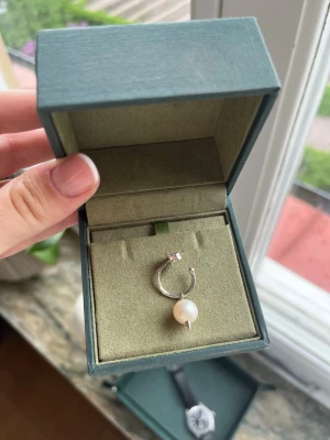 Maria Nilsdotter örhänge - Super fint maria nilsdotter örhänge ”pierced pearl earring” som kostar 2’295kr nypris. Sparsamt använt och i superfint skick. Säljer enbart ett!!! Nyputsat🌸 Skickar ej i MN asken. Pluppen är märkt med ”Dotter” och ”925” som bevisar att det är äkta MN. Fraktar ej, möter endast upp! Antingen i Stockholm eller Uppsala. Pris kan diskuteras vid snabb affär!