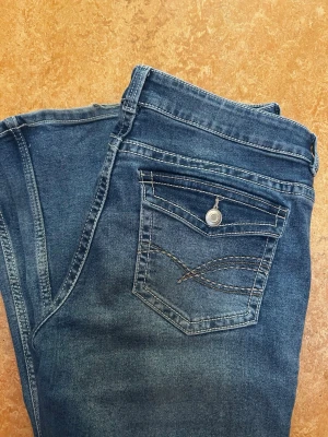 Bootcut jeans - Säljer några lågmidjade bootcut jeans från h&m i storlek 42. Säljer då de är för små. De är k bra skick men lite slitna vid fötterna men inget man tänker på. Skriv för fler frågor🌷