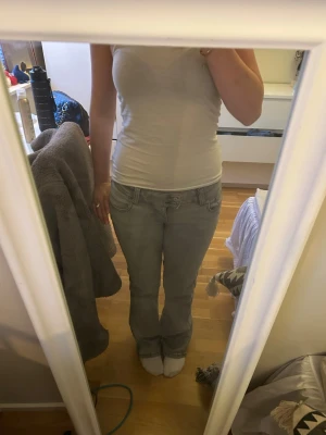 Ljusgrå bootcut jeans med brodyr - Säljer dessa snygga jeans från lager 157 då de inte kommer till användning. Storlek XXS men jag har S på nästan alla mina kläder och de passar, de är stretchiga☺️ Nypris 400 och de har bara varit använda runt 5 gånger