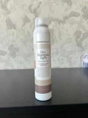 Waterclouds Dry Shampoo Light - Dry Shampoo Light från Waterclouds är ett torrschampo som passar alla hårtyper. Kommer i en smidig sprayflaska på 200 ml med beige och vita detaljer. Ger håret en fräsch känsla och extra volym utan att tynga ner. Säljer då jag har för många torrschampon. Självklart oanvänd.