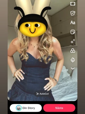 Mörkblå axelbandslös jeansklänning - Snygg mörkblå axelbandslös klänning i jeansmaterial med figurnära passform och volang nertill. Perfekt för dig som vill ha en trendig och ungdomlig look. Klänningen har en hjärtformad urringning och markerad midja. Använd en gång💕