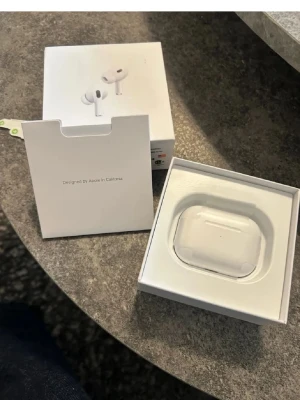 Apple AirPods Pro 2 - Säljer ett par Apple AirPods Pro 2. De kommer i oöppnad låda. Pris kan diskuteras vid snabb affär 
