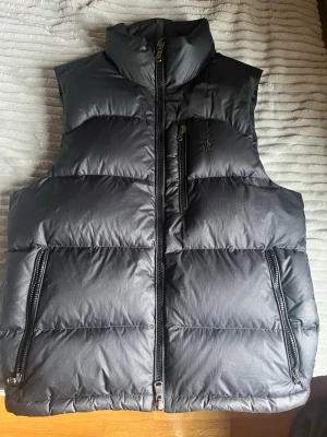 Svart Ralph Lauren dunväst - Bra skick, svart diskret märke på bröstet. S/M
