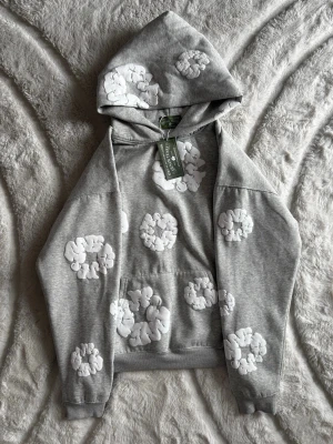 Grå Hoodie Från Denim Tears - helt ny denim tears hoodie. Den är oanvänd och jag säljer den eftersom den är lite för stor på mig. Den kostar endast 500 men pris kan även diskuteras. Hör av dej vid intresse!😁