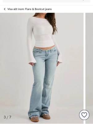 Ljusblå bootcut jeans med låg midja - Säljer ett par ljusblå bootcut jeans med låg midja. Jeansen har en bra passform och utsvängda ben, perfekta nu till sommaren . Materialet är denim i bomull. jag säljer som för dom var en storlek för stor för mig.