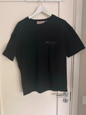 Svart Essential  - Svart Essential T-shirt med svart text. 