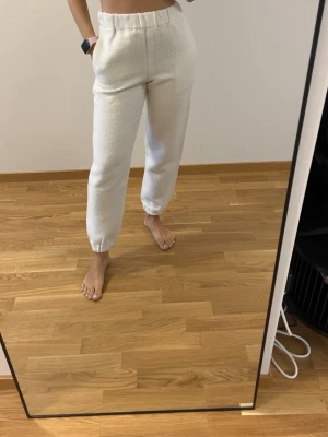 Maje pants - Cream wool trousers from Maje Paris. Elegant tapered fit with elastic waist for comfort. Soft wool blend, perfect for autumn and winter. Size XS (34). Very good condition - no stains or damage. Retail price £239. Classic Parisian wardrobe staple.