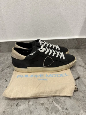 Philippe Model sneakers - Philippe Model || Storlek 41 || Skorna är i mycket bra skick (se bilder) || Dustbag medföljer vid köp || Tveka inte på att höra av dig vid frågor eller funderingar 
