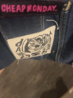 Mörkblå jeans från Cheap Monday/ weekday  - Säljer ett par mörkblå jeans från Cheap Monday/ Weenday därför att de inte passar mig. De är väldigt lågmidjade och utsvängda.