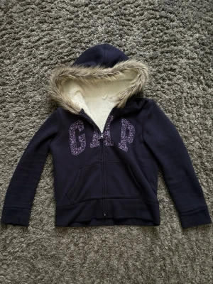 Zip up med päls - mörkblå hoodie från GAP, barnstolek men passar xs, päls 