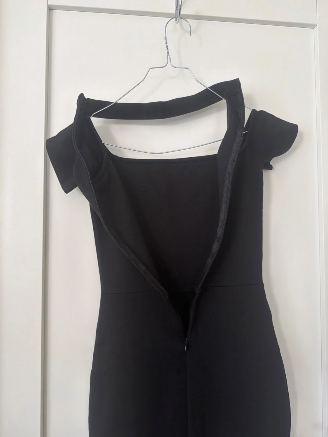 Svart offshoulder klänning med slits - 1