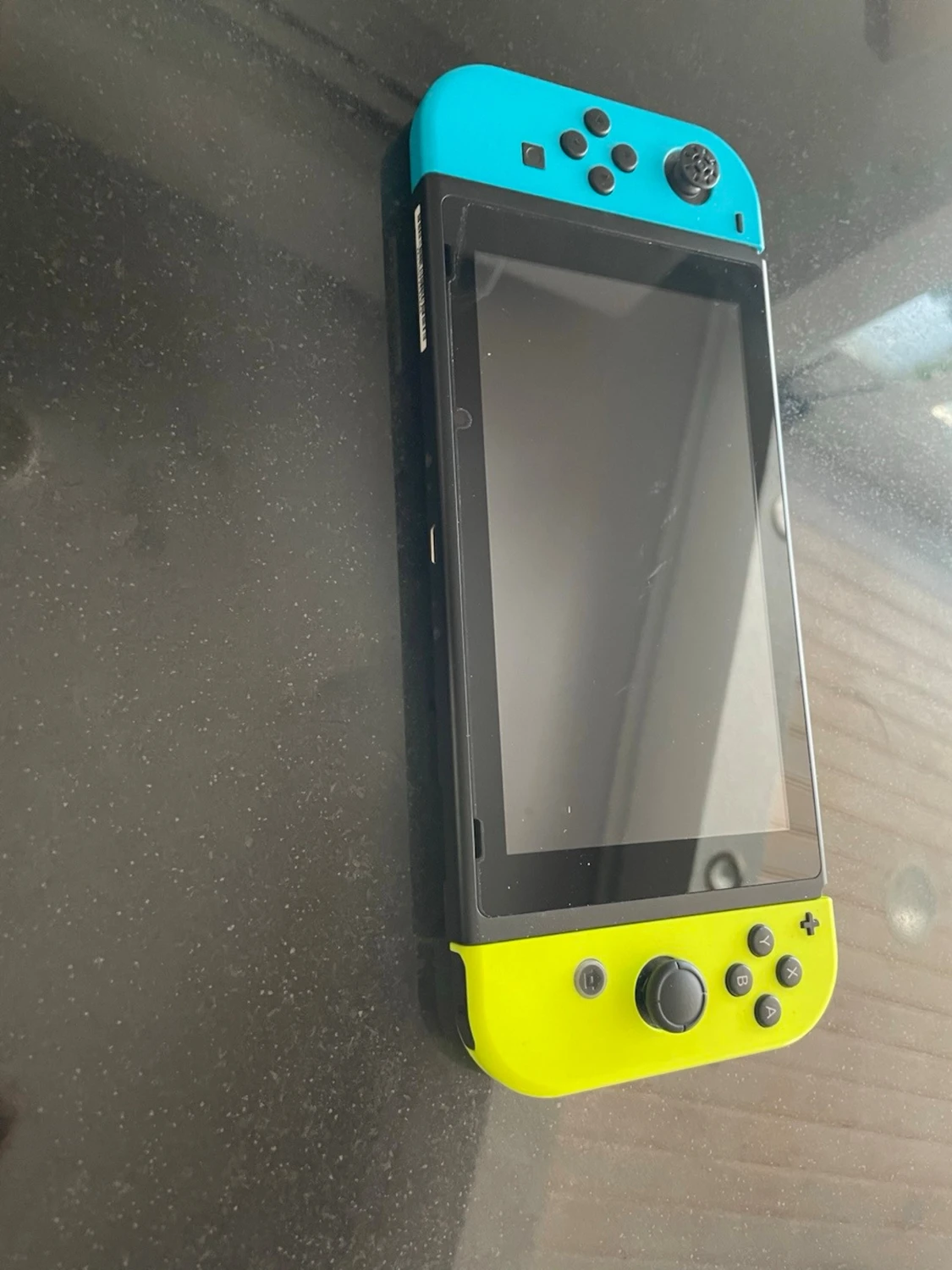 Nintendo Switch med blå och gul Joy-Con